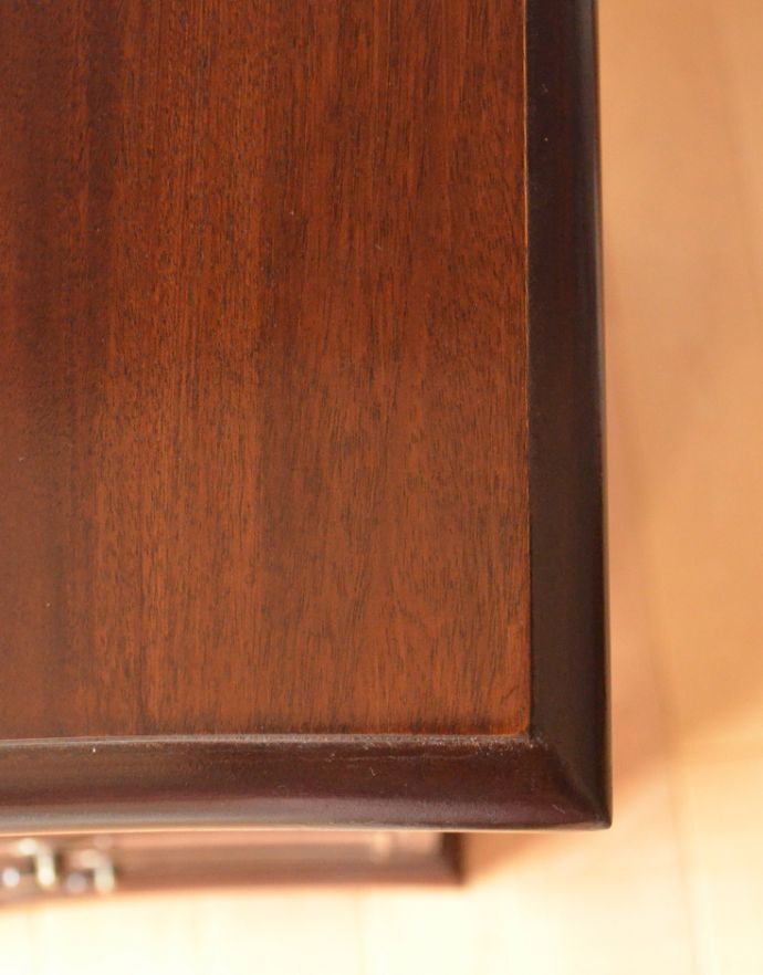 アンティークのチェスト　アンティーク家具　クラシックなアンティーク英国家具、マホガニー材の木目が美しい４段チェスト。角も美しく仕上がっています。(k-1455-f)