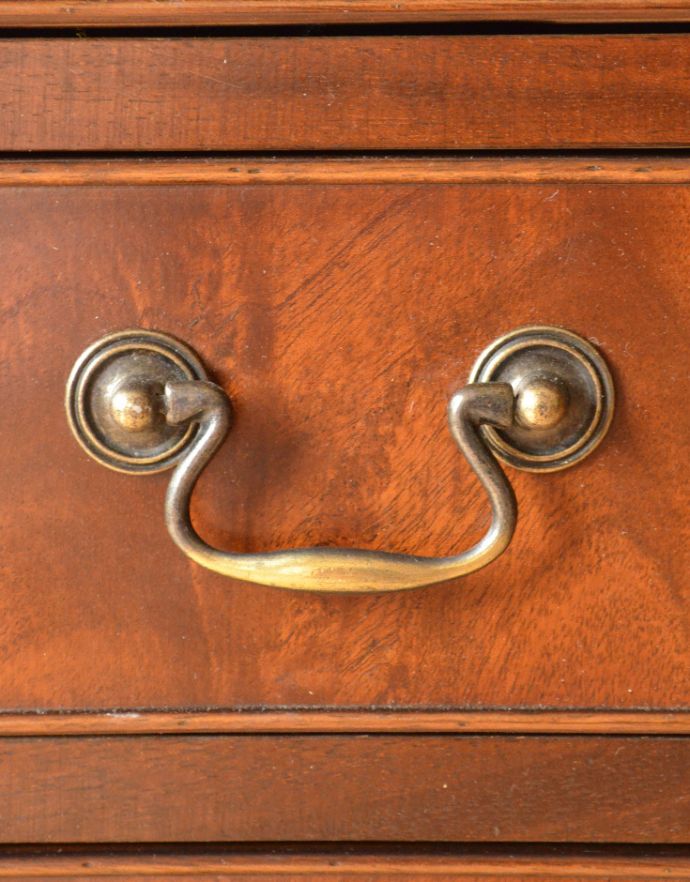 アンティークのチェスト　アンティーク家具　クラシックなアンティーク英国家具、マホガニー材の木目が美しい４段チェスト。ハンドル形のオシャレな取っ手です。(k-1455-f)