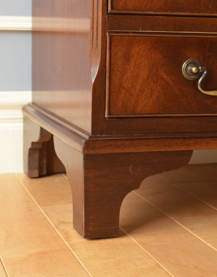 アンティークのチェスト　アンティーク家具　クラシックなアンティーク英国家具、マホガニー材の木目が美しい４段チェスト。しっかりチェストを支えます。(k-1455-f)