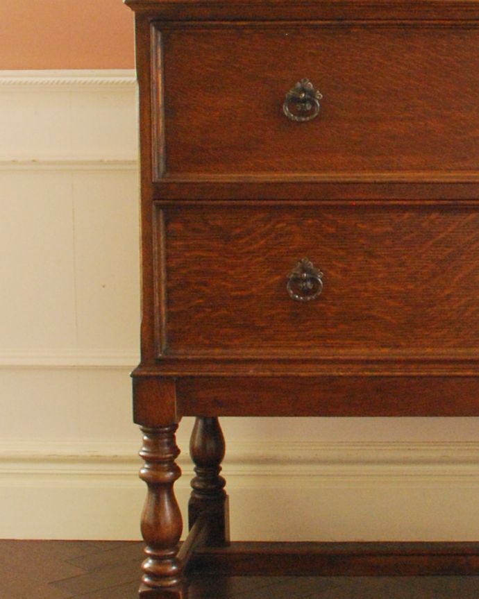 アンティークのチェスト　アンティーク家具　気軽に使える小さなアンティーク家具、オーク材を使った英国サイドチェスト。品のある色合いと木目です。(k-1456-f)