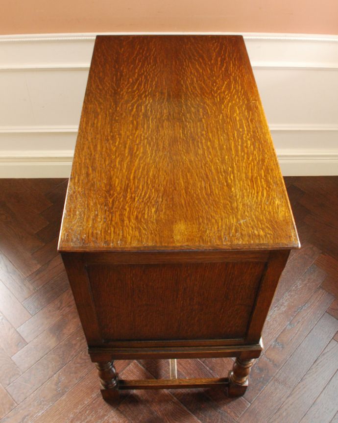 アンティークのチェスト　アンティーク家具　気軽に使える小さなアンティーク家具、オーク材を使った英国サイドチェスト。天板も木目がキレイです。(k-1456-f)