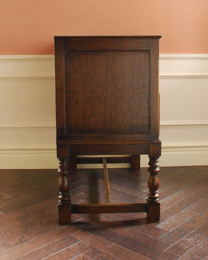 アンティークのチェスト　アンティーク家具　気軽に使える小さなアンティーク家具、オーク材を使った英国サイドチェスト。サイドから見ても絵になります。(k-1456-f)