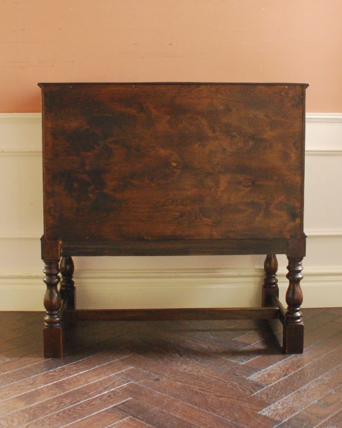 アンティークのチェスト　アンティーク家具　気軽に使える小さなアンティーク家具、オーク材を使った英国サイドチェスト。きちんとメンテナンスしてあるので、裏側もキレイです。(k-1456-f)