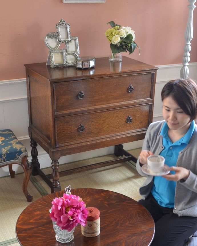 アンティークのチェスト　アンティーク家具　気軽に使える小さなアンティーク家具、オーク材を使った英国サイドチェスト。品のあるオーク材の木目。(k-1456-f)