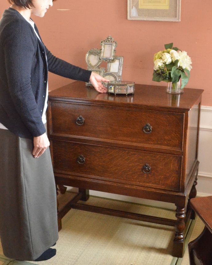 アンティークのチェスト　アンティーク家具　気軽に使える小さなアンティーク家具、オーク材を使った英国サイドチェスト。チェアの横に置けば、サイドテーブル代わりに。(k-1456-f)