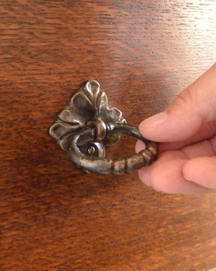 アンティークのチェスト　アンティーク家具　気軽に使える小さなアンティーク家具、オーク材を使った英国サイドチェスト。アンティークの装飾がオシャレな取っ手です。(k-1456-f)