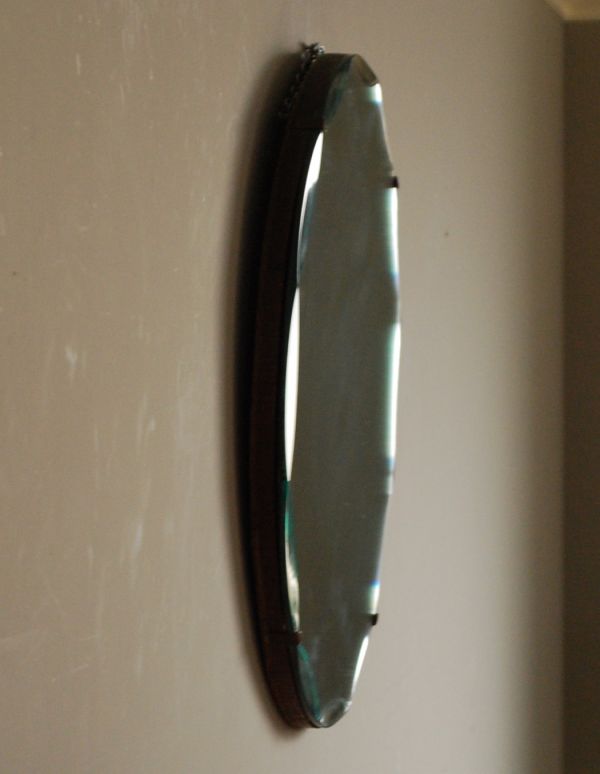 アンティーク雑貨 シンプルなアンティーク雑貨、丸い形をしたカッティングミラー。アンティークのミラーは重みがあります。(k-1456-z)