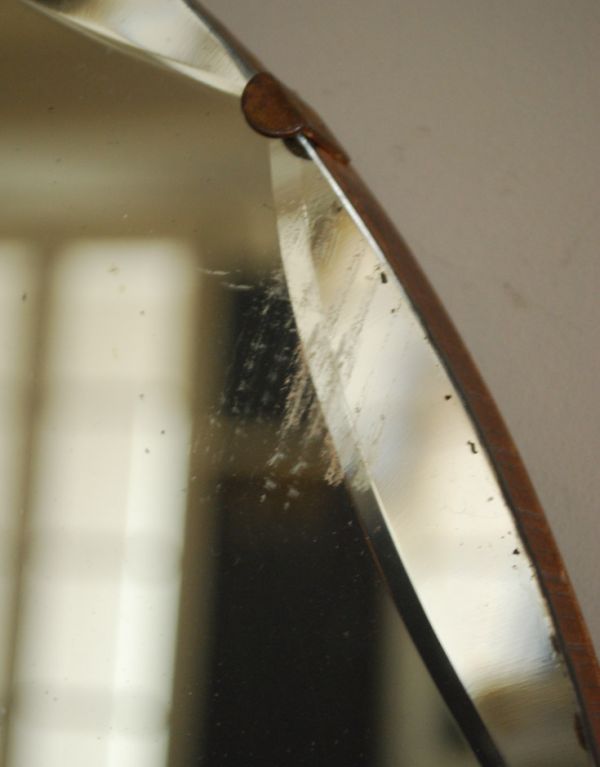 アンティーク雑貨 シンプルなアンティーク雑貨、丸い形をしたカッティングミラー。アンティークは新品ではないので、経年変化によるキズはありますが、専門の職人によって目立たないようにキレイにお直しをしています。(k-1456-z)