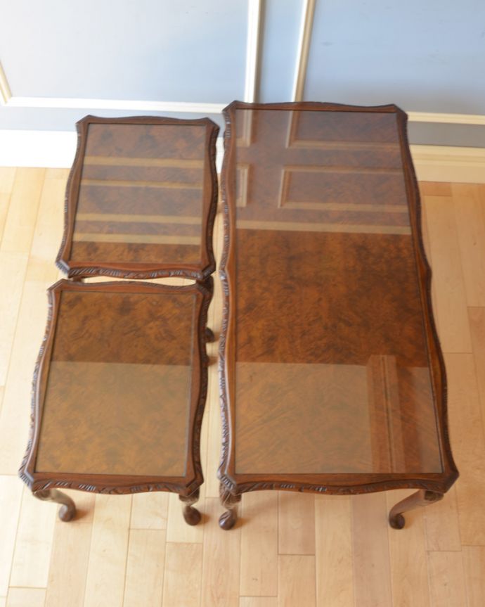 ロイドテーブル　アンティーク家具　英国のアンティーク家具、ガラス天板のネストテーブル（３台セット）。天板もピカピカにお直ししました。(k-1457-f)