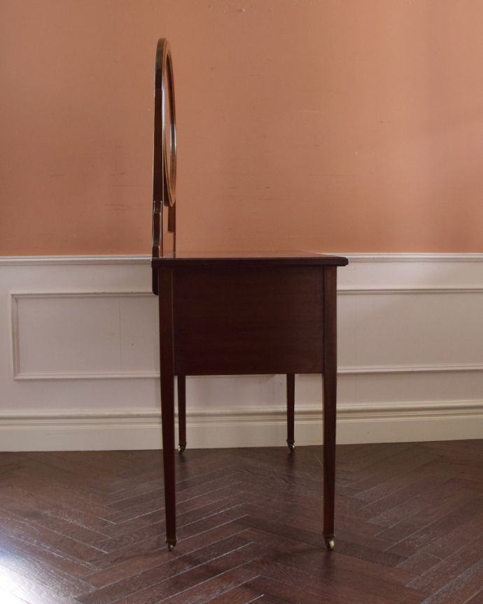 アンティークのドレッサー アンティーク家具 英国のアンティーク家具、大人色のマホガニー材のドレッシングテーブル。サイドから見ても抜群に雰囲気があります。(k-1458-f)