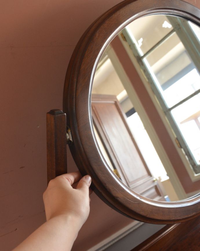 アンティークのドレッサー アンティーク家具 英国のアンティーク家具、大人色のマホガニー材のドレッシングテーブル。大きな鏡はお部屋を広く見せる効果大。(k-1458-f)