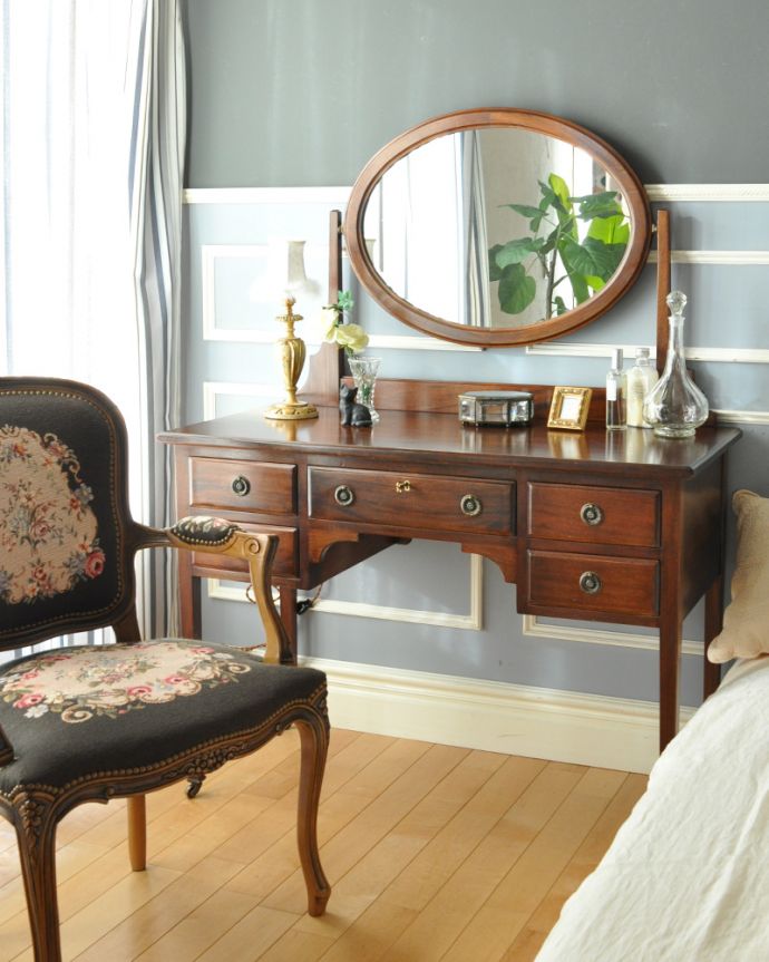 アンティークのドレッサー アンティーク家具 英国のアンティーク家具、大人色のマホガニー材のドレッシングテーブル。お部屋に「魅せ場」を作ってくれるドレッシングチェスト大きな鏡は、身だしなみを整える以外にもお部屋を広く見せてくれる効果があるんです。(k-1458-f)