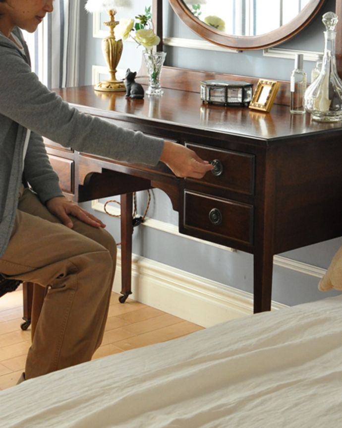 アンティークのドレッサー アンティーク家具 英国のアンティーク家具、大人色のマホガニー材のドレッシングテーブル。お化粧するだけじゃもったいない!天板部分も広いので、お化粧するだけじゃなく、デスク代わりにも使えちゃう。(k-1458-f)