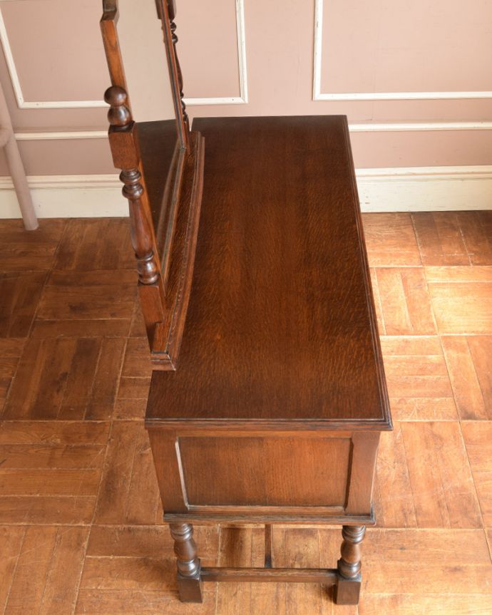 アンティークのドレッサー アンティーク家具 英国のアンティーク家具、お花の彫りが美しいオーク材のドレッサー。天板も木目がとってもキレイです。(k-1459-f)