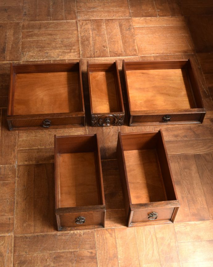 アンティークのドレッサー アンティーク家具 英国のアンティーク家具、お花の彫りが美しいオーク材のドレッサー。引き出しです。(k-1459-f)