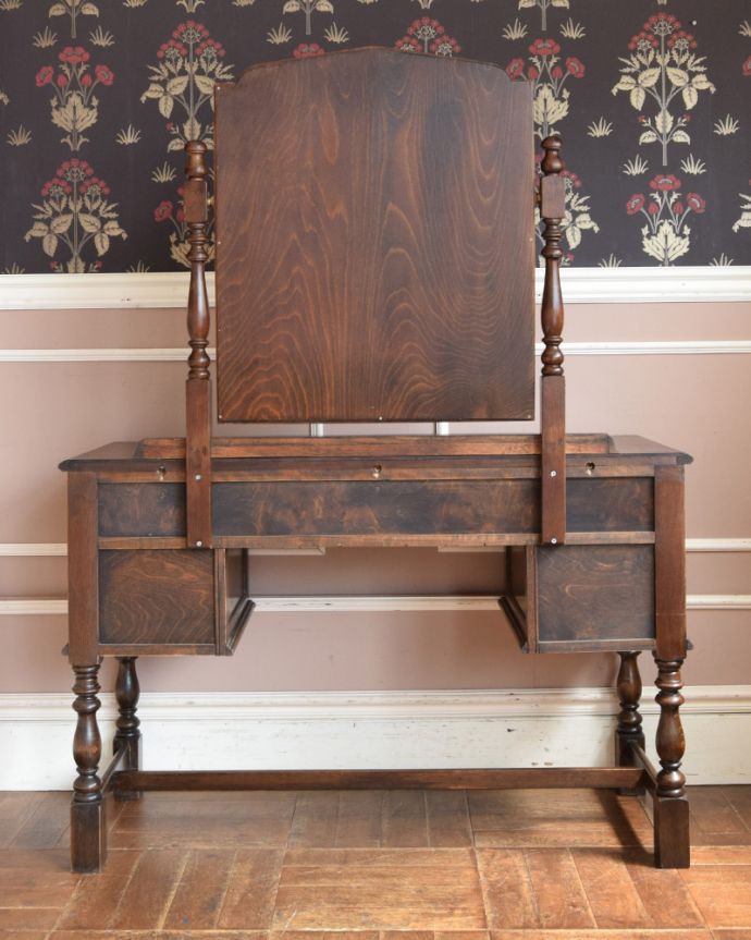 アンティークのドレッサー アンティーク家具 英国のアンティーク家具、お花の彫りが美しいオーク材のドレッサー。きちんとメンテナンスしてあるので、裏側もキレイです。(k-1459-f)