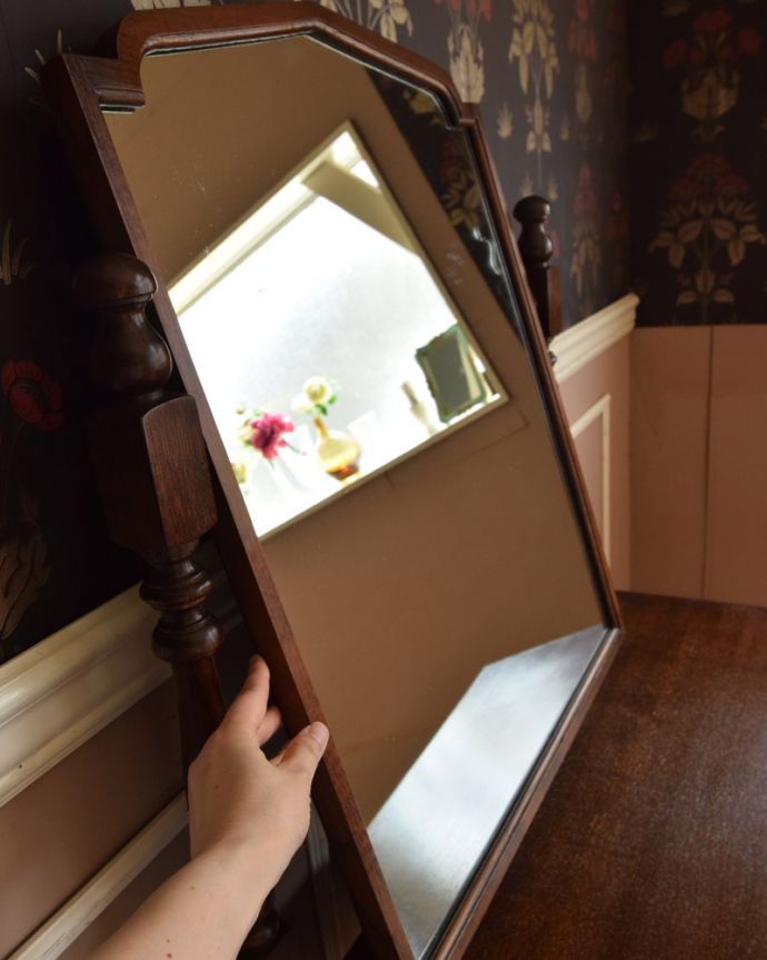 アンティークのドレッサー アンティーク家具 英国のアンティーク家具、お花の彫りが美しいオーク材のドレッサー。大きな鏡はお部屋を広く見せる効果大。(k-1459-f)