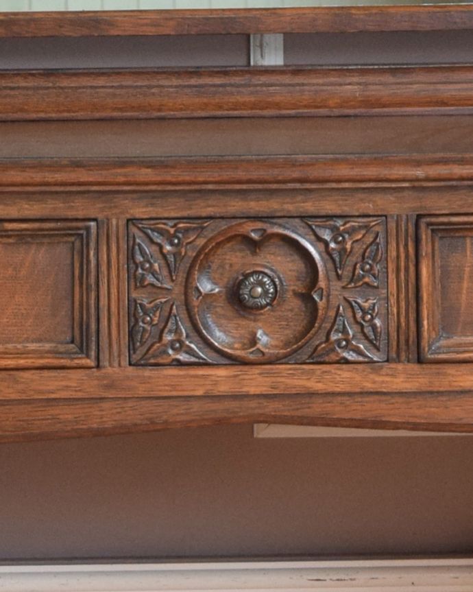 アンティークのドレッサー アンティーク家具 英国のアンティーク家具、お花の彫りが美しいオーク材のドレッサー。隅々まで凝った装飾!リッチな気分で心を満たしてくれます。(k-1459-f)