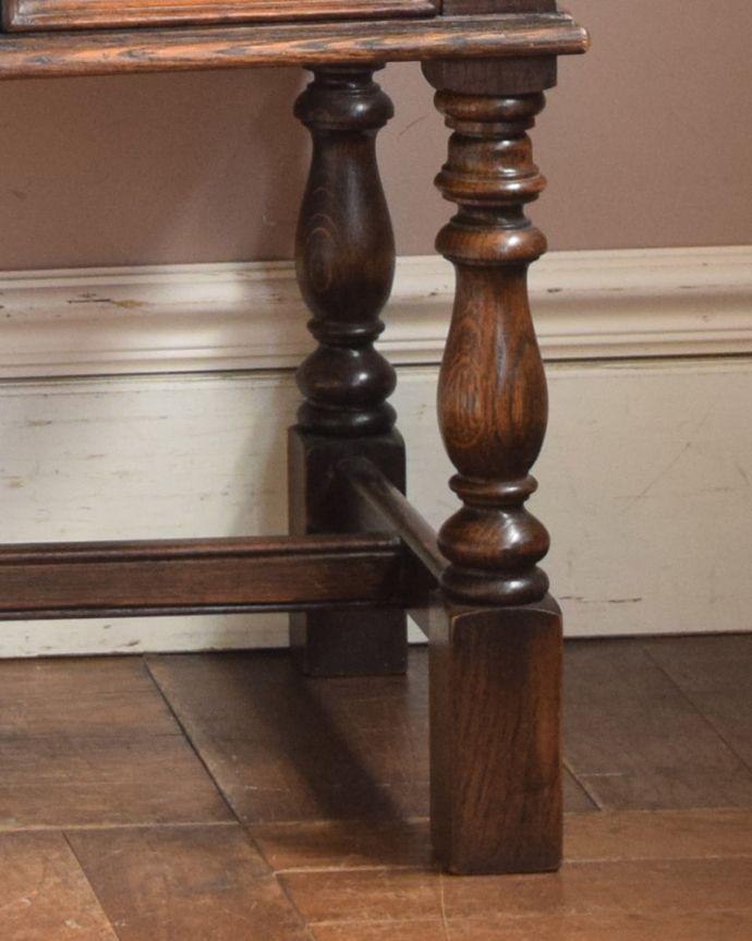 アンティークのドレッサー アンティーク家具 英国のアンティーク家具、お花の彫りが美しいオーク材のドレッサー。彫がたっぷりで、外国風の雰囲気を作ってくれます。(k-1459-f)