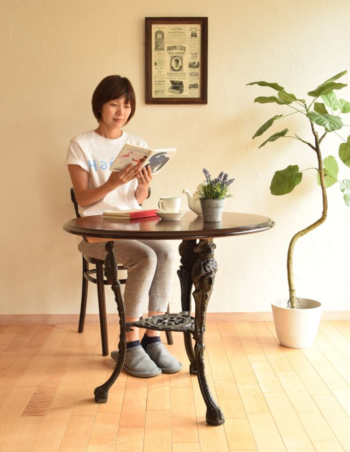ロイドテーブル　アンティーク家具　英国で出会ったアンティーク家具、オーク材×アイアン脚がお洒落なパブテーブル。自分だけのデスクにして読書をしてもいいですね。(k-1460-f)