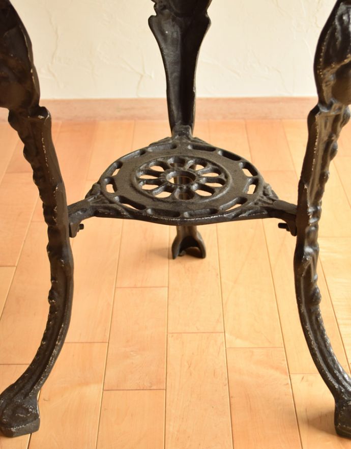 ロイドテーブル　アンティーク家具　英国で出会ったアンティーク家具、オーク材×アイアン脚がお洒落なパブテーブル。中央にはちょっとしたものが置ける物置があります。(k-1460-f)