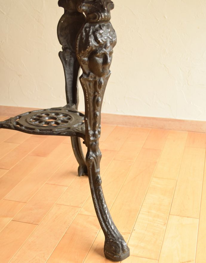 ロイドテーブル　アンティーク家具　英国で出会ったアンティーク家具、オーク材×アイアン脚がお洒落なパブテーブル。安定感のある脚がしっかりと支えてくれます。(k-1460-f)