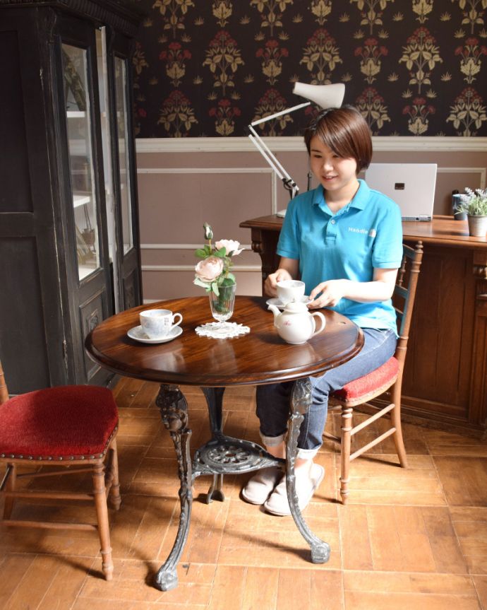 ロイドテーブル　アンティーク家具　英国で出会ったアンティーク家具、オーク材×アイアン脚がお洒落なパブテーブル。置くだけで空間が英国パブに早変わりうっとりするアイアン脚のデザインとカッコイイ木の天板で作られたパブテーブルは、どんな場所に置いても注目の的。(k-1460-f)