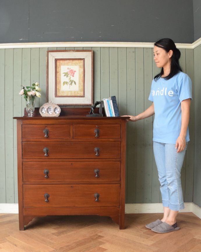 アンティークのチェスト　アンティーク家具　英国輸入のアンティーク家具、マホガニー材で造られた美しいチェスト。濃い茶色なので和室にも合いますよ。(k-1461-f)