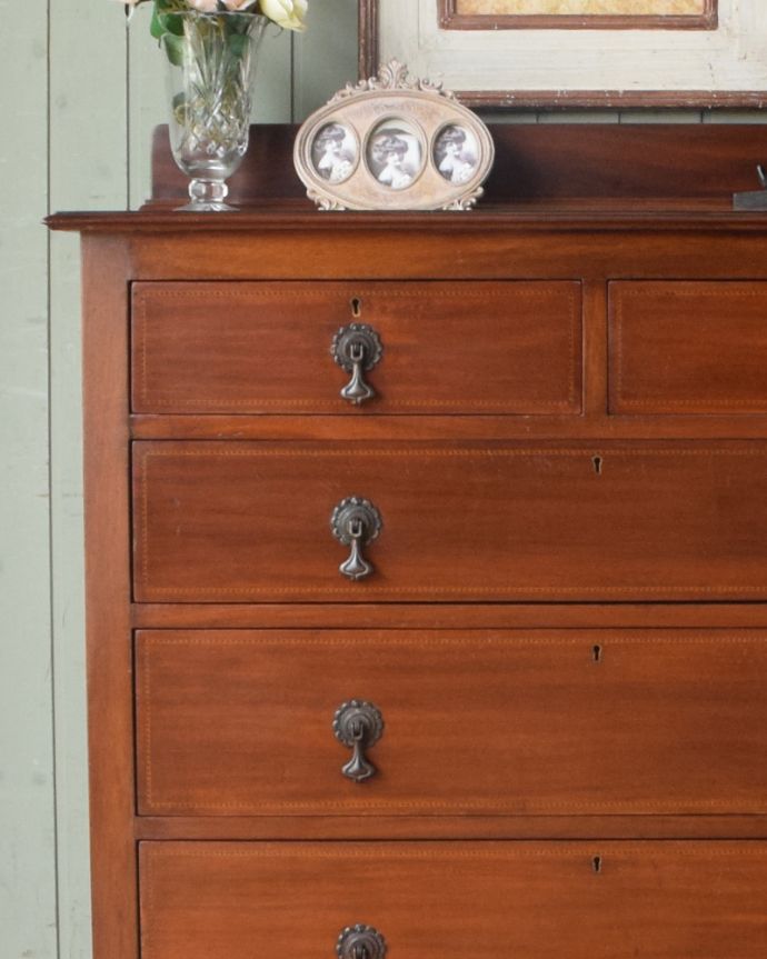 アンティークのチェスト　アンティーク家具　英国輸入のアンティーク家具、マホガニー材で造られた美しいチェスト。落ち着きがあって高級な印象を与えてくれます。(k-1461-f)