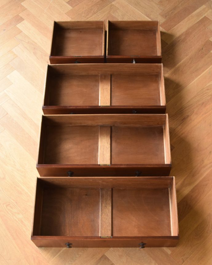 アンティークのチェスト　アンティーク家具　英国輸入のアンティーク家具、マホガニー材で造られた美しいチェスト。引き出しは全部で５杯。(k-1461-f)