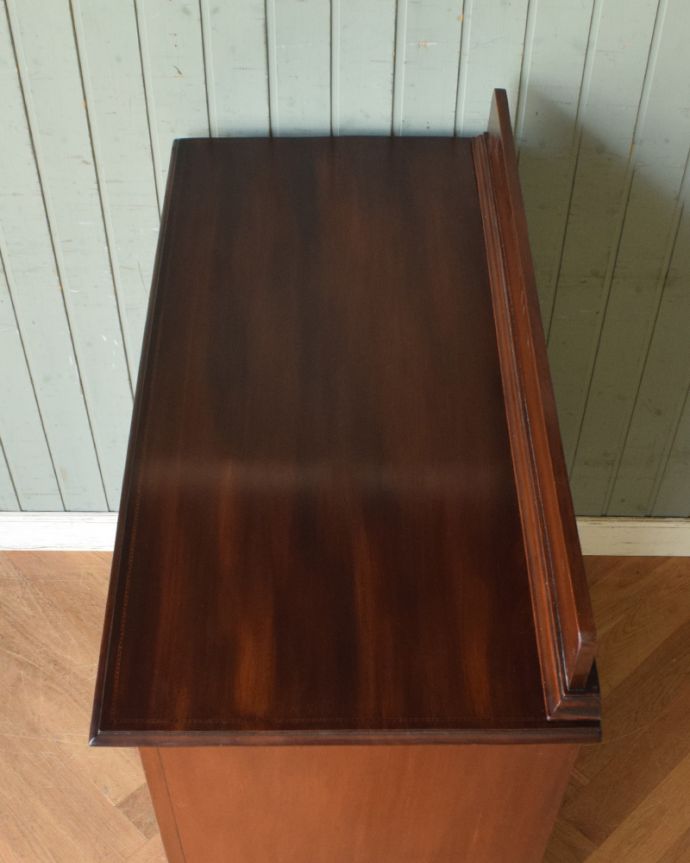 アンティークのチェスト　アンティーク家具　英国輸入のアンティーク家具、マホガニー材で造られた美しいチェスト。天板も木目がとってもキレイです。(k-1461-f)