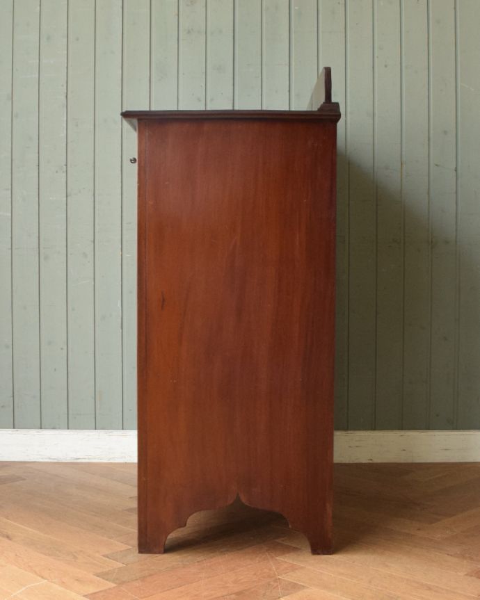 アンティークのチェスト　アンティーク家具　英国輸入のアンティーク家具、マホガニー材で造られた美しいチェスト。サイドもしっかり作られています。(k-1461-f)