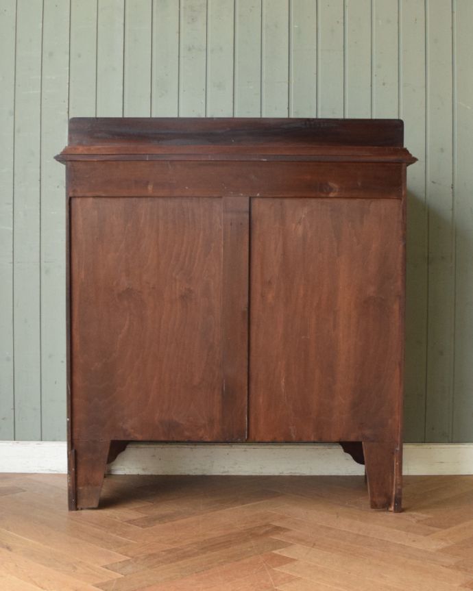 アンティークのチェスト　アンティーク家具　英国輸入のアンティーク家具、マホガニー材で造られた美しいチェスト。アンティークは新品ではないので、もちろん経年変化によるキズはありますが、専門の職人が目立たないようキレイにお直しをしているので、後姿までキレイです。(k-1461-f)