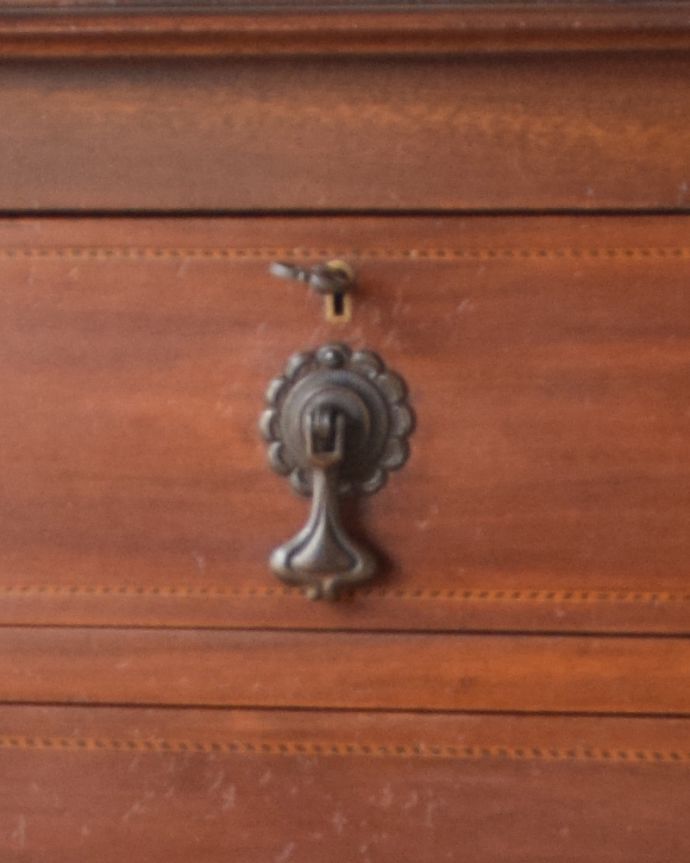 アンティークのチェスト　アンティーク家具　英国輸入のアンティーク家具、マホガニー材で造られた美しいチェスト。アンティークの鍵が１本付いています。(k-1461-f)