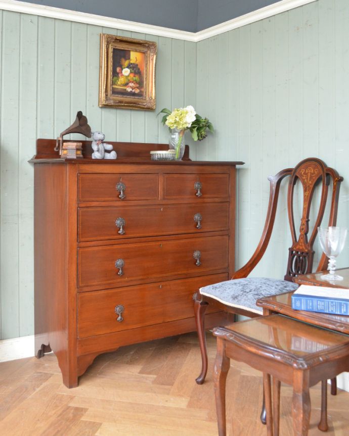 アンティークのチェスト　アンティーク家具　英国輸入のアンティーク家具、マホガニー材で造られた美しいチェスト。リビングの片隅でも存在感を放つ美しさちょっと空いているリビングのスペースに置いてみても、美しすぎるマホガニー材の木目に惹かれます。(k-1461-f)