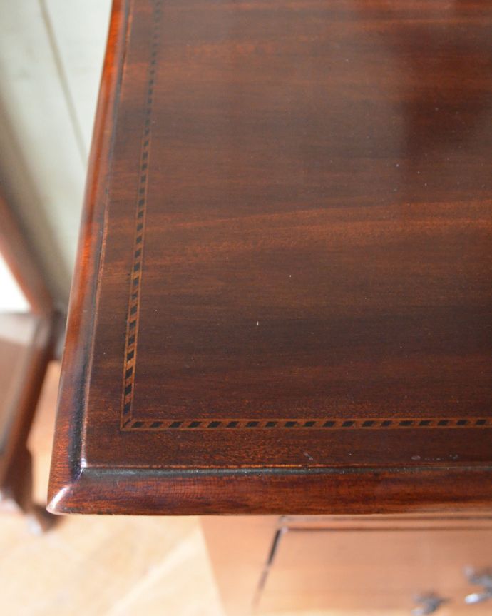 アンティークのチェスト　アンティーク家具　英国輸入のアンティーク家具、マホガニー材で造られた美しいチェスト。繊細なカッティングが施されています。(k-1461-f)