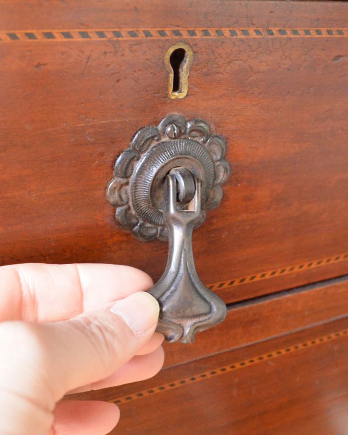 アンティークのチェスト　アンティーク家具　英国輸入のアンティーク家具、マホガニー材で造られた美しいチェスト。アンティークらしい取っ手をそっと開くたびにときめきます。(k-1461-f)