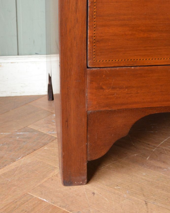 アンティークのチェスト　アンティーク家具　英国輸入のアンティーク家具、マホガニー材で造られた美しいチェスト。しっかりと支えています。(k-1461-f)