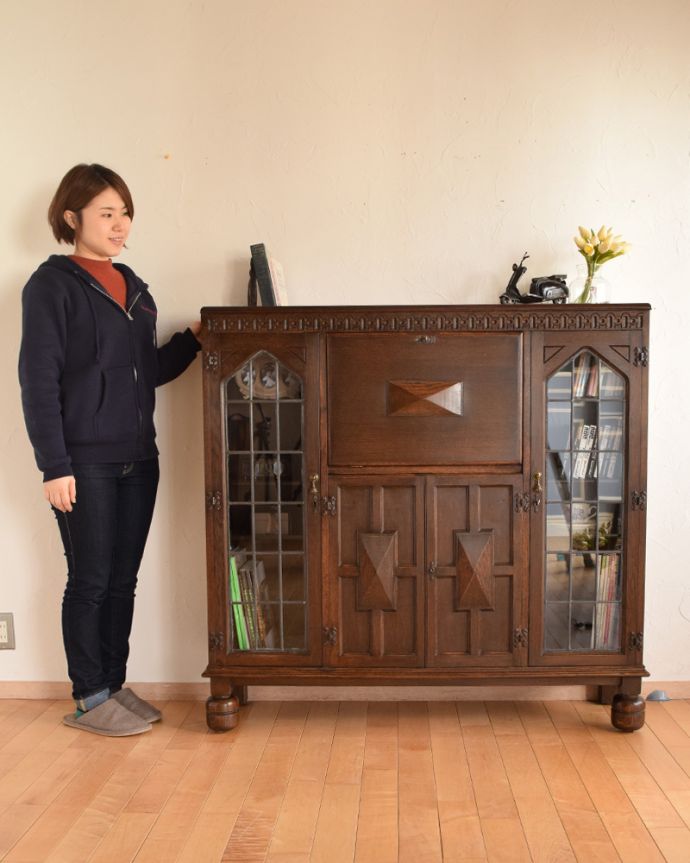 ビューロー アンティーク家具 アンティークの英国家具、本棚とデスクが付いたお洒落なサイドバイサイド。ビューロー機能は椅子を持ってくるだけでちょっとしたデスクにもなります。(k-1462-f)