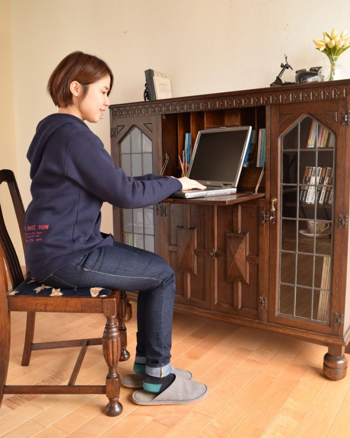 ビューロー アンティーク家具 アンティークの英国家具、本棚とデスクが付いたお洒落なサイドバイサイド。お化粧やノートパソコンの作業もできますよ。(k-1462-f)