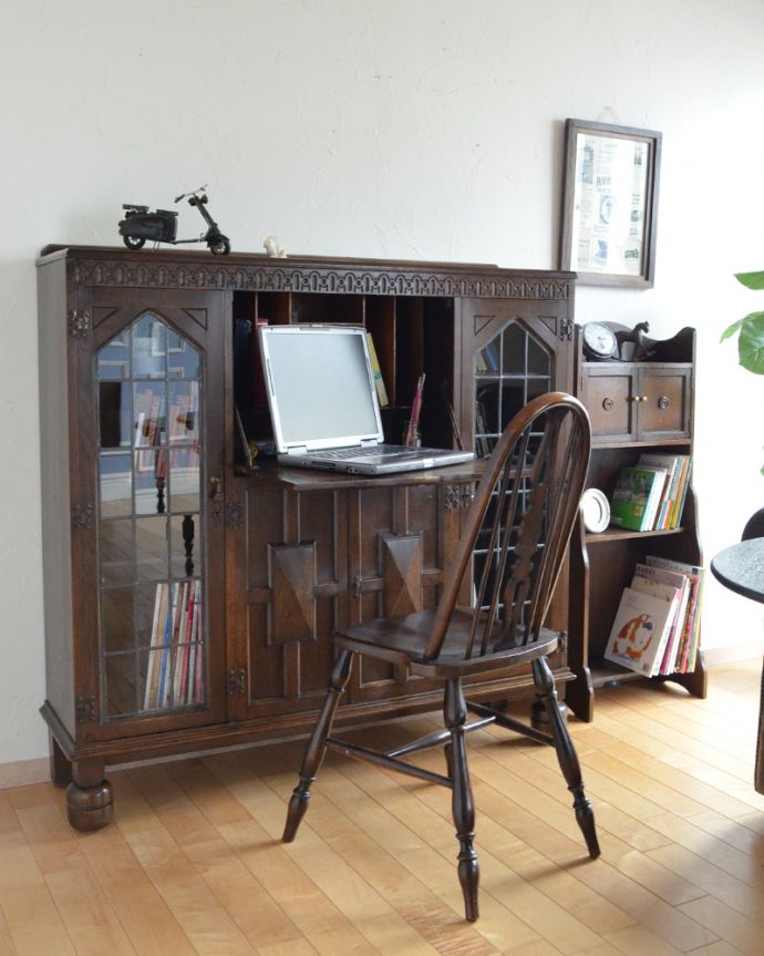 ビューロー アンティーク家具 アンティークの英国家具、本棚とデスクが付いたお洒落なサイドバイサイド。本以外にもお気に入りのカップ&ソーサーやグラスなどの収納場所に。(k-1462-f)