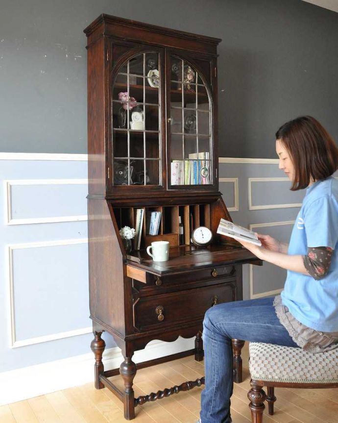 ビューロー アンティーク家具 珍しいロンデルガラスが使われたビューローブックケース、英国輸入のアンティーク収納家具。書き物やパソコンをする時は、ビューローを開いて使ってください。(k-1463-f)