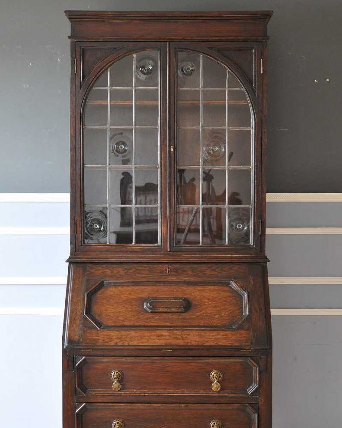 ビューロー アンティーク家具 珍しいロンデルガラスが使われたビューローブックケース、英国輸入のアンティーク収納家具。外国製のビューローは装飾があちこちにあるので、絵になるアイテム。(k-1463-f)
