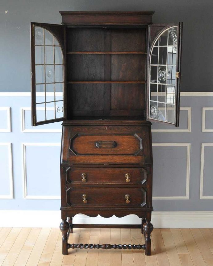 ビューロー アンティーク家具 珍しいロンデルガラスが使われたビューローブックケース、英国輸入のアンティーク収納家具。飾り棚の棚板は2枚。(k-1463-f)