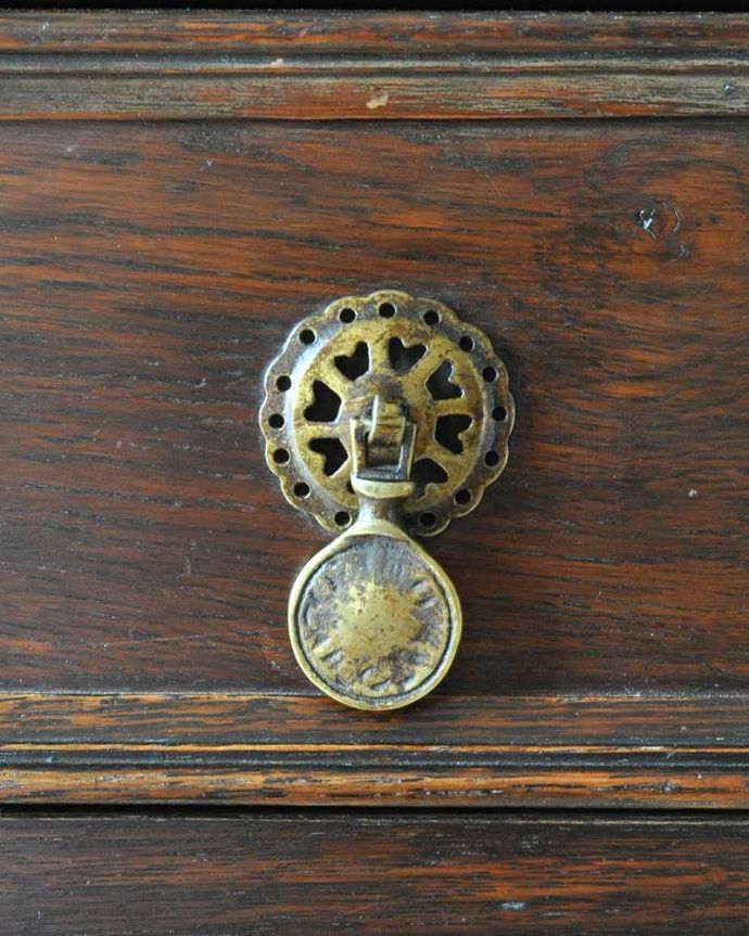 ビューロー アンティーク家具 珍しいロンデルガラスが使われたビューローブックケース、英国輸入のアンティーク収納家具。凝っていて高級感があるオシャレな取っ手です。(k-1463-f)