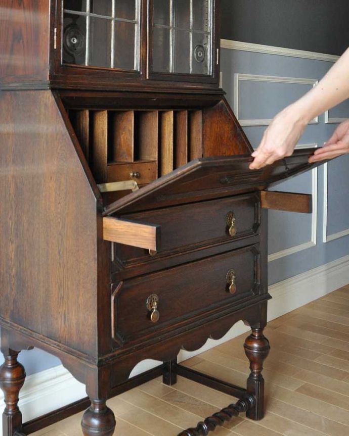 ビューロー アンティーク家具 珍しいロンデルガラスが使われたビューローブックケース、英国輸入のアンティーク収納家具。ビューローの支えであるバーは、両サイドに付いています。(k-1463-f)