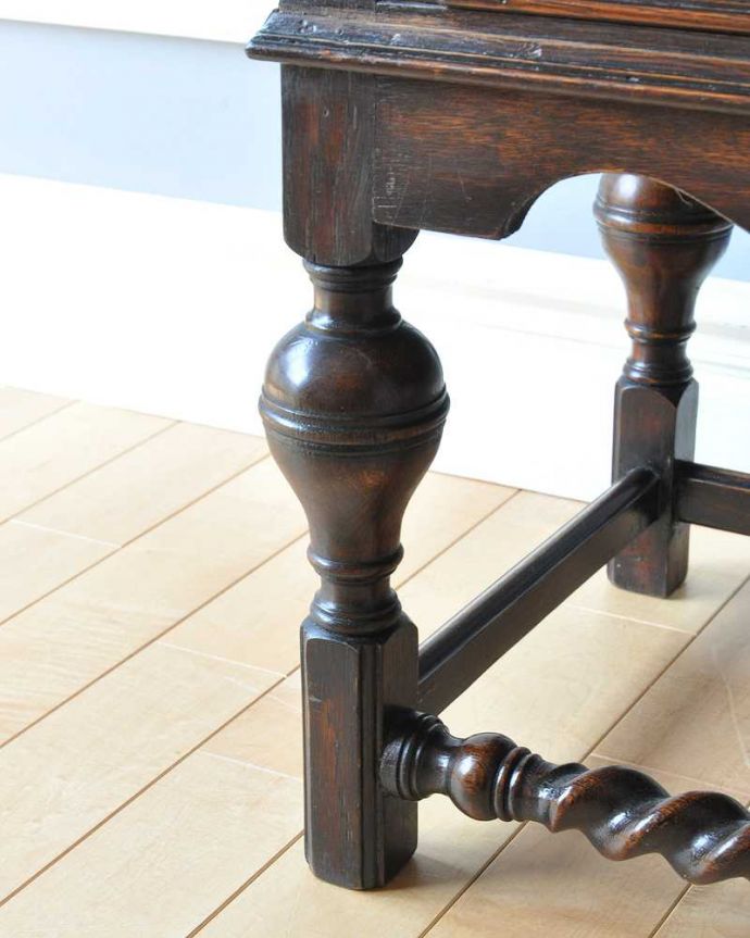 ビューロー アンティーク家具 珍しいロンデルガラスが使われたビューローブックケース、英国輸入のアンティーク収納家具。安定感のある脚がしっかり支えます。(k-1463-f)