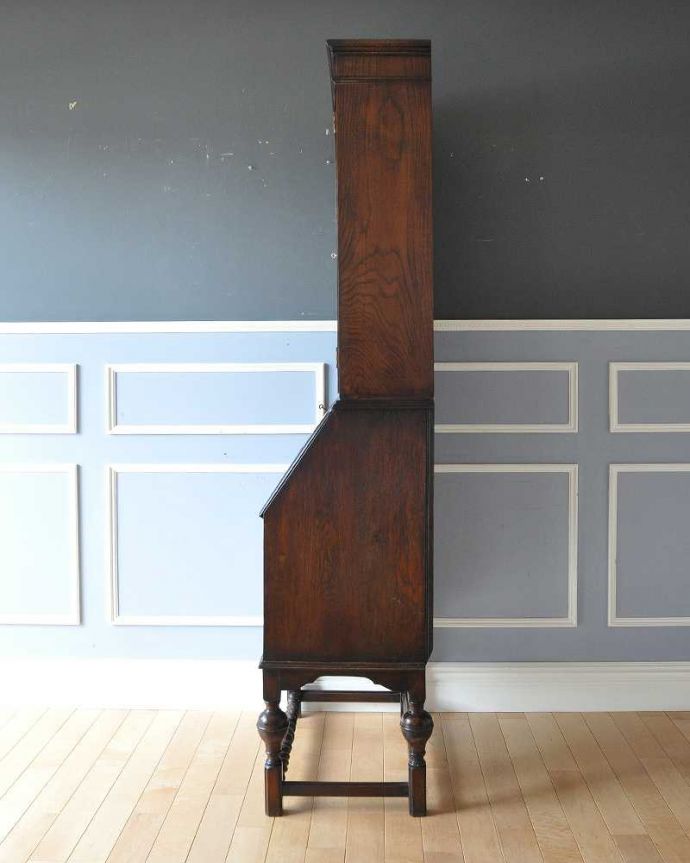 ビューロー アンティーク家具 珍しいロンデルガラスが使われたビューローブックケース、英国輸入のアンティーク収納家具。サイドが見えても良いように作られた高級感を感じさせるデザインです。(k-1463-f)