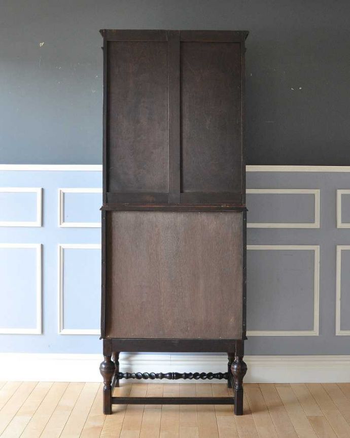 ビューロー アンティーク家具 珍しいロンデルガラスが使われたビューローブックケース、英国輸入のアンティーク収納家具。※アンティークは新品ではないので、もちろん経年変化によるキズはありますが、専門の職人が目立たないようキレイにお直しをしているので、後姿までキレイです。(k-1463-f)