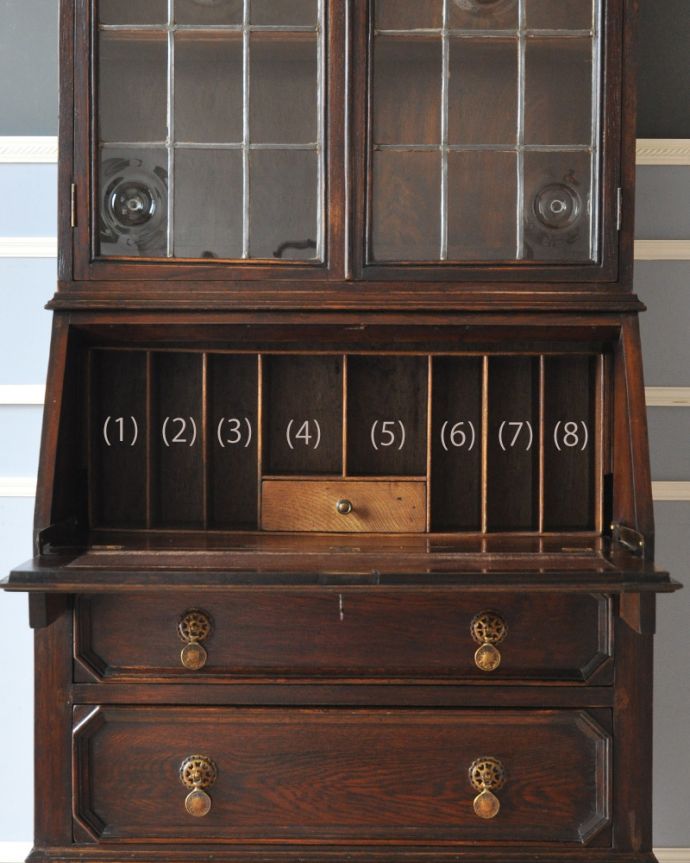 ビューロー アンティーク家具 珍しいロンデルガラスが使われたビューローブックケース、英国輸入のアンティーク収納家具。ビューローの中にも収納スペースが。(k-1463-f)